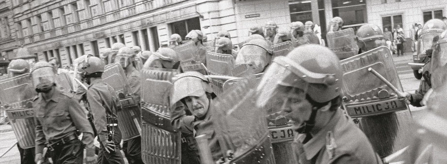 Wymiana pokoleniowa w Policji jest następstwem transformacji ustrojowej w Polsce. Milicja Obywatelska została przekształcona w Policję.
