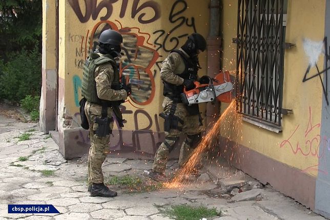 Policja wraz z Sanepidem regularnie zamyka nowe sklepy stacjonarne z dopalaczami